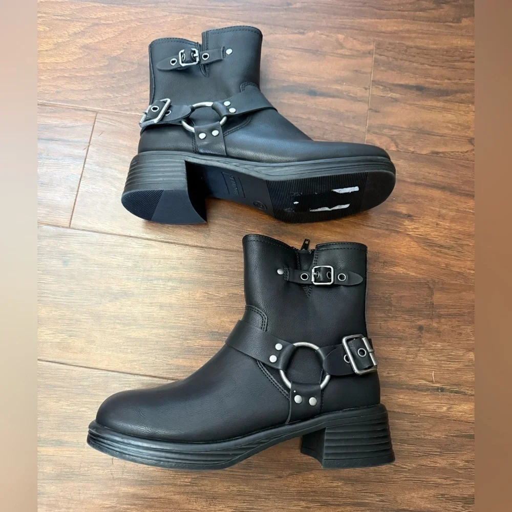 NWOT Steve Madden Girls JFlyer Black Moto Boots with Buckle Detail-Size 2